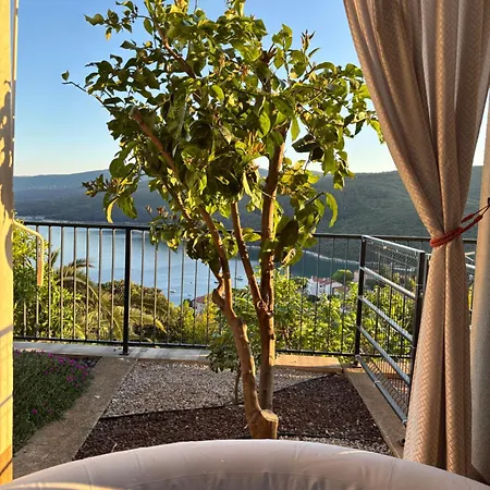 Coccolina, With Whirlpool, Breathtaking View And Parking, Bookable Year Round Apartment